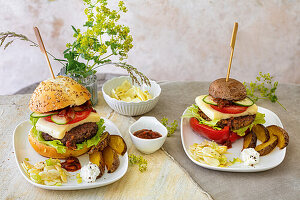 Burger vom Duroc-Schwein mit Spargelsalat und Kartoffelspalten
