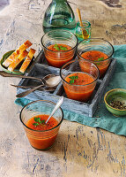 Gazpacho aus Tomaten, Gurken und Paprika