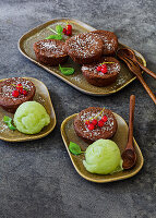 Schokoküchlein mit Zitronen- Basilikum-Sorbet