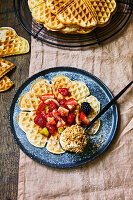 Waffeln mit Früchten und Krokant-Vanilleeis