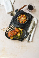 Gebratene Lammkoteletts mit Güveç