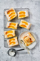 Rührkuchen vom Blech mit Pfirsichen