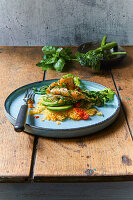 Crispy Reis-Tostadas mit Kräuter-Lachs, Avocado und Brokkoli