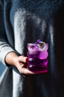 Frühlingscocktail mit Eis und Stiefmütterchenblüten