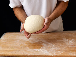 Ausgekneteter Hefeteig ist glatt und dehnbar