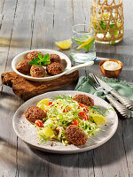 Kohlsalat mit Köfte
