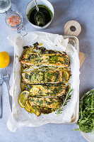 Gebackener Lachs mit Pesto und Zitrone