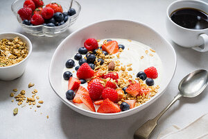 Joghurt mit frischen Beeren und Granola