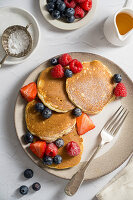 Pancakes mit frischen Beeren und Puderzucker