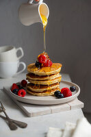 Pancakes mit frischen Beeren und Honig