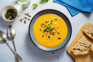 Kürbiscremesuppe mit Kürbiskernen und Brot