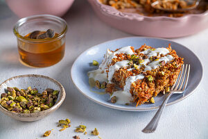 Karotten-Haferflocken-Auflauf mit Joghurt und Pistazien