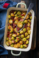 Rosenkohl aus dem Ofen mit Speck und Haselnüssen