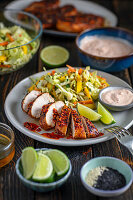 Gegrilltes Hähnchenfilet mit Mango-Krautsalat