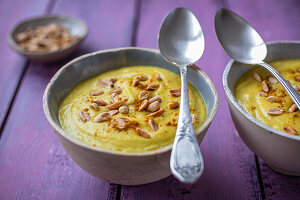 Blumenkohl-Kartoffel-Suppe mit Curry und gerösteten Erdnüssen