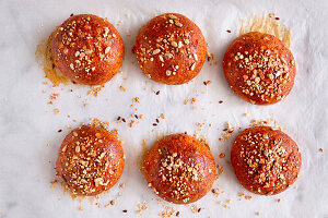 Parmesan-Flohsamen-Brötchen