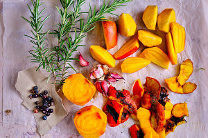 Gelbe Bete, Rosmarin, Knoblauch und Wacholderbeeren