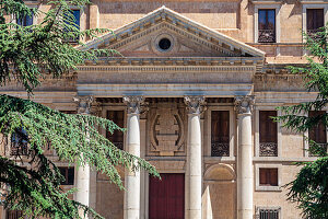 Neoklassizistische Architekturfassade des Anaya-Palastes aus dem 18. Jahrhundert in Salamanca, Spanien