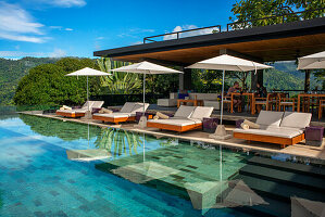 Schwimmpol Costa Rica, Halbinsel Osa, moderne Design-Suite der Ökolodge Kura Design-Villen mit Blick auf den Urwald und den Ozean. Uvita de Osa, Ballena-Nationalpark, Uvita, Costa Rica. Blick auf Cola de Ballena, Walschwanz