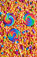 Lutscher und Bonbons mit moderner Farbblock-Ästhetik.