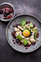 Gegrillter Blumenkohl mit Onsen-Ei und gepickelten Brombeeren