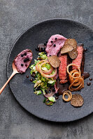 Rostbraten vom Rib-Eye-Steak mit Brombeerstampf und Spitzkohl