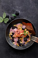 Kaffee-Saibling mit Knollengemüse im Brombeersud