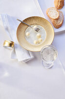 Butterkugeln mit Brot und Prosecco