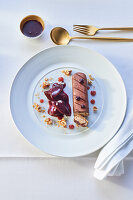 Semifreddo von Piemonteser Haselnuss mit Zwetschgenröster