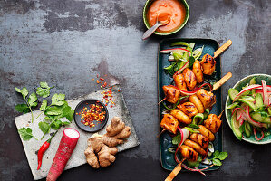 Yakitori mit Hähnchen und Garnelen, dazu Miso-Dip und Salat