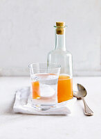 Glas Wasser und Apfelessig