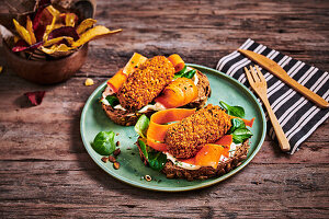 Brot mit veganen Kroketten