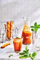 Sommerliche Gazpacho mit Blätterteigstangen