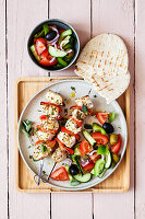 Hähnchen-Souvlaki mit Pita und griechischem Salat
