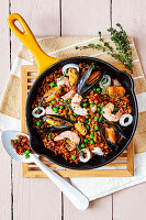 Schnelle spanische Meeresfrüchte-Paella