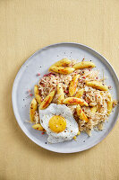 Schupfnudeln mit Sauerkraut, Speck und Spiegelei