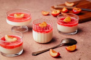 Lemon Posset mit geröstetem Pflaumen-Topping