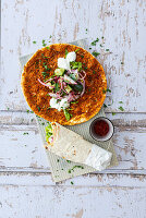 Lahmacun (türkische Pizza) mit Joghurt, Salat und Gurke