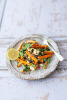 Linsensalat mit Möhren, Feta, Spinat und Tahina-Dressing