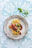 Knuspriger Tintenfisch mit Fregola, gelben Tomaten und Erbsensprossen