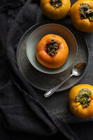 Frische Kaki in Schüssel