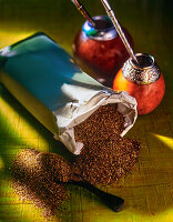 Yerba Mate mit traditionellem Gefäß und Löffel