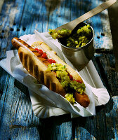 Veganer Hotdog mit Gurkenrelish