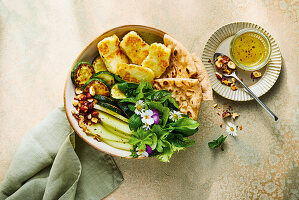 Blattsalat mit gebratenem Halloumi und Melone