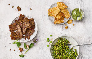Pizza-Cracker, Geröstete Edamame, Keto-Nachos mit Avocadodip