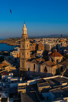 Luftaufnahme der Altstadt und der Kathedrale von Monopoli, sonst die Basilika der Madonna della Madia, Monopoli, Italien