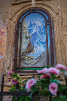 Künstlerischer Schrein vor der Kirche der Heiligen Klara (Chiesa di Santa Chiara), Lecce, Apulien, Italien