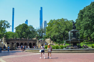Bethesda-Terrasse und Springbrunnen im Central Park mit den Gebäuden der Billionaires' Row im Hintergrund, New York City