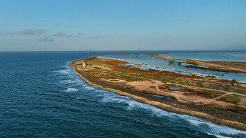 Luftaufnahme einer schönen Küstenlinie mit Leuchtturm und Wellen, Kralendijk, Bonaire, Niederlande.