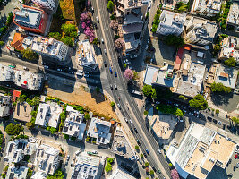Luftaufnahme einer pulsierenden Stadtlandschaft mit modernen Gebäuden, belebten Straßen und Grünflächen, Strovolos, Nikosia, Zypern.